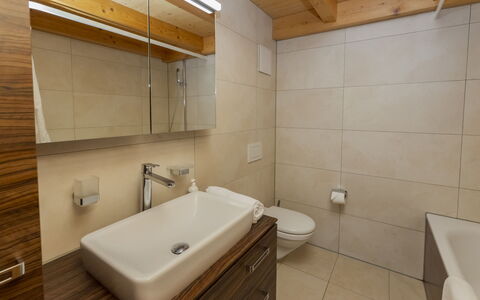 Staubbach: Pavimentazione, Lavandino Del Bagno, Idraulico Fixture, Interior Design, Lavello, Legna, Pavimento, Bagno, Rubinetto, Idraulico
