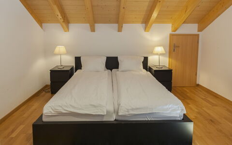Staubbach: Mobilia, Letto, Interior Design, Camera Da Letto, Pavimentazione, Legna, Pavimento, Soffitto, Lenzuolo, Pavimento In Legno
