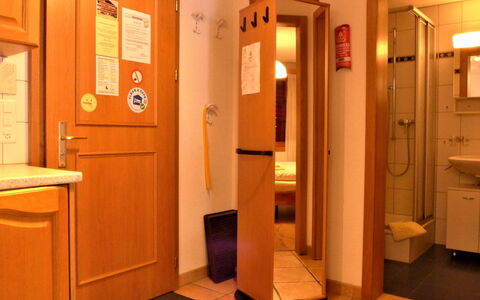Sierra Vista: Proprietà, Specchio, Lavello, Interior Design, Idraulico Fixture, Legna, Pavimento, Pavimentazione, Costruzione