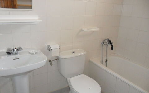 Josiane: Bagno, Proprietà, Rubinetto, Toilet Seat, Camera, Parete, Idraulico Fixture, Piastrella, Lavandino Del Bagno, Gabinetto