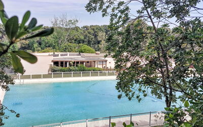 Six Fours la Coudoulière 220: Acqua, Albero, Piscina, Materiale Composito, Ricorrere, Shade, Terme, Estate, Hacienda, Eco Hotel