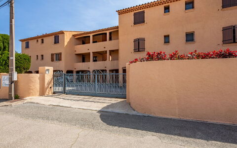 Clos Etienne: Zona Residenziale, Facciata, Architettura, Appartamento, Insediamento Umano, Estate, Shade, Balcone, Villa