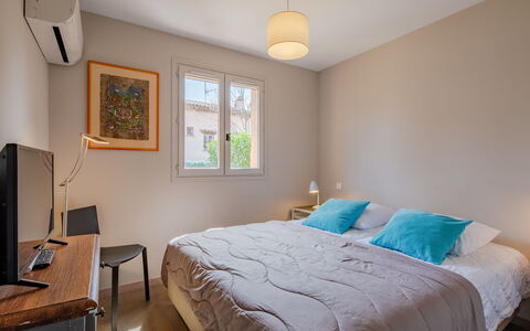 Clos Etienne: Letto, Mobilia, Camera Da Letto, Interior Design, Bedding, Lenzuolo, Parete, Legna, Soffitto, Camera