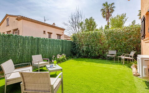 Clos Etienne: Erba, Giardino, Arbusto, Prato, Lotto, Backyard, Casa, Groundcover, Landscaping, Cortile