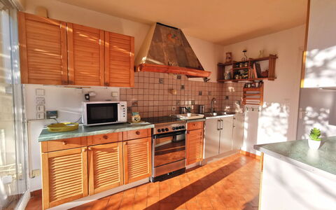 Agora: Cabinetry, Controsoffitto, Proprietà, Cucina, Elettrodomestico Da Cucina, Cucina Stufa, Legna, Elettrodomestico, Arancia, Interior Design