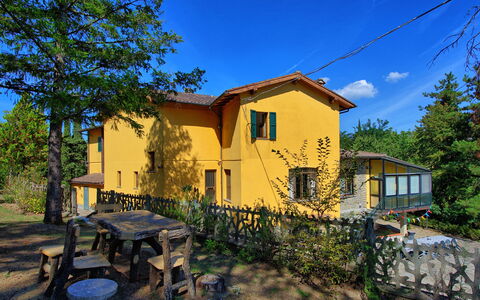 Villa Lorenzo: Proprietà, Casa, Casa, Immobiliare, Giallo, Costruzione, Cielo, Architettura, Albero, Zona Residenziale