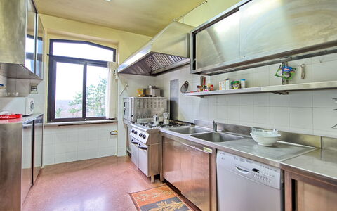 Villa Lorenzo: Proprietà, Camera, Cucina, Costruzione, Controsoffitto, Mobilia, Cabinetry, Immobiliare, Casa, Interior Design
