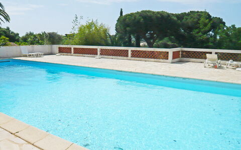 Cavalaire 151: Acqua, Cielo, Pianta, Nube, Piscina, Rettangolo, Albero, Shade, Erba