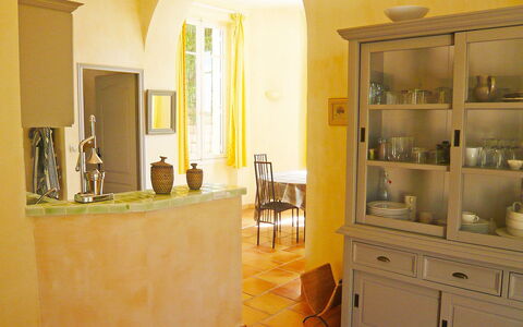 Cavalaire 151: Camera, Giallo, Proprietà, Mobilia, Interior Design, Pavimento, Costruzione, Controsoffitto, Cabinetry, Bagno