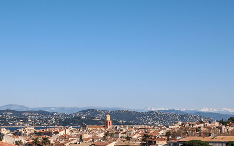 Le Pilon: Cielo, Nube, Azzurro, Infrastruttura, Costruzione, Albero, Quartiere, Montagna, Urban Design, Zona Residenziale