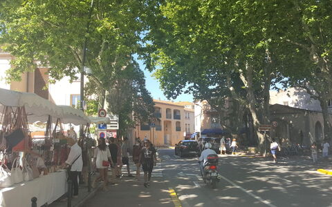 Le Pilon: Quartiere, Cittadina, Strada, Corsia, Strada, Albero, Spazio Pubblico, Insediamento Umano, Zona Urbana