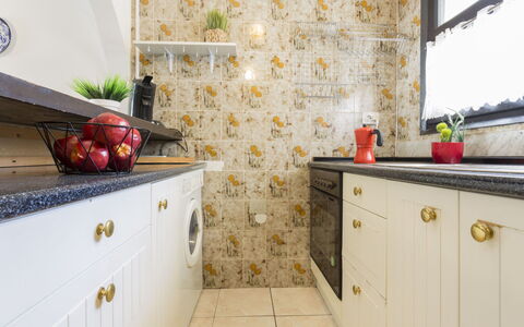 Porto Fino: Cabinetry, Proprietà, Finestra, Cassetto, Legna, Interior Design, Illuminazione, Controsoffitto, Arancia, Cucina
