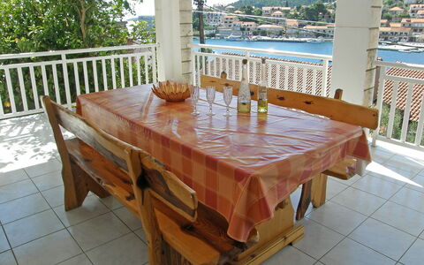 Repak: Acqua, Proprietà, Tavolo, Mobilia, Legna, Interior Design, Mobili Da Esterno, Pavimento, Sedia, Color Legno