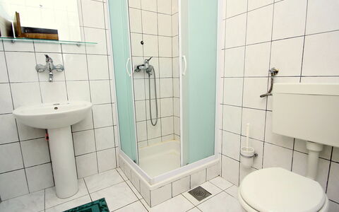 Repak: Bagno, Proprietà, Camera, Piastrella, Idraulico Fixture, Architettura, Interior Design, Pavimento, Casa, Immobiliare