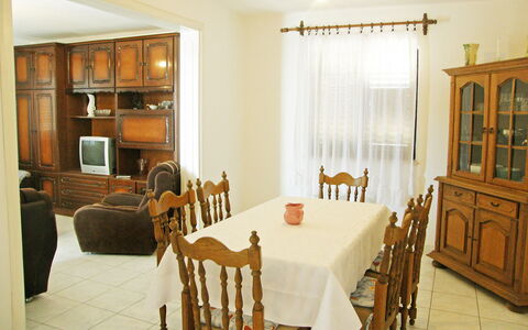 Repak: Camera, Proprietà, Sala Da Pranzo, Mobilia, Interior Design, Costruzione, Tavolo, Casa, Pavimento, Immobiliare