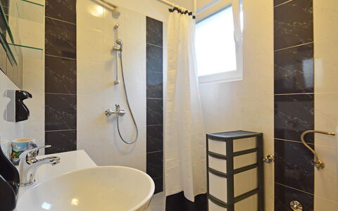 Umag 107: Bagno, Camera, Proprietà, Piastrella, Interior Design, Pavimento, Idraulico Fixture, Immobiliare, Casa, Costruzione