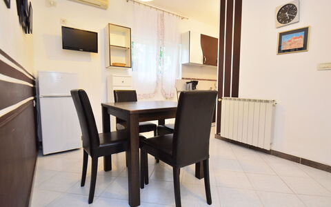Umag 107: Camera, Proprietà, Mobilia, Sala Da Pranzo, Interior Design, Pavimento, Costruzione, Casa, Tavolo, Immobiliare