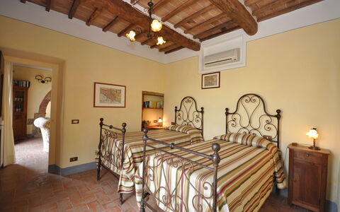 Villa Gaeta: Camera, Camera Da Letto, Proprietà, Letto, Mobilia, Costruzione, Soffitto, Telaio Del Letto, Lenzuolo, Interior Design