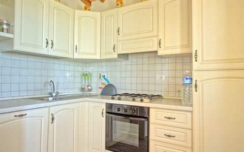 Villa Roberto: Cabinetry, Controsoffitto, Camera, Proprietà, Cucina, Mobilia, Piastrella, Interior Design, Illuminazione, Casa