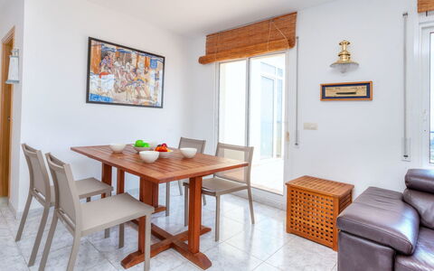 L'Olivar Ii: Tavolo, Mobilia, Cornice, Costruzione, Legna, Interior Design, Divano, Pavimento, Sedia, Casa