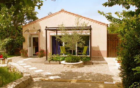 Haider: Pianta, Cielo, Porta, Shade, Costruzione, Architettura, Lotto, Albero, Zona Residenziale, Erba