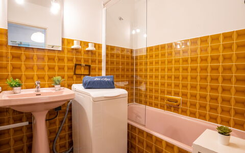 Saint Aygulf 111: Idraulico Fixture, Proprietà, Specchio, Bagno, Rubinetto, Lavello, Arancia, Interior Design, Architettura, Pavimento
