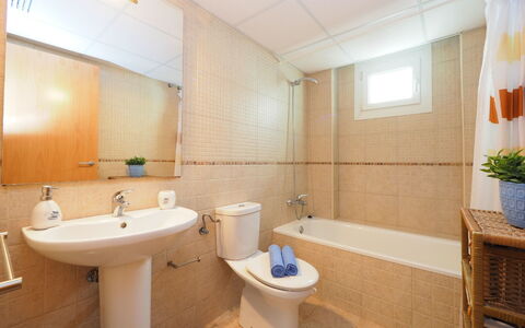 Royal Marine: Bagno, Proprietà, Camera, Interior Design, Piastrella, Immobiliare, Costruzione, Parete, Architettura, Vasca Da Bagno