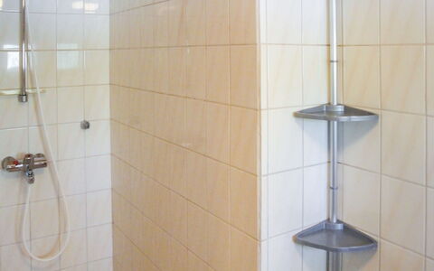 Kujalan Lomat 2: Parete, Pavimentazione, Pavimento, Bagno, Interior Design, Piastrella, Idraulico Fixture, Idraulico, Camera