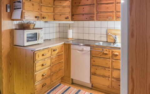 Mäntylä A-Osa: Cabinetry, Legna, Cucina, Pavimentazione, Controsoffitto, Interior Design, Cassetto, Pavimento, Credenza, Elettrodomestico Da Cucina