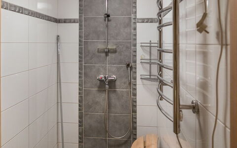 Mäntylä A-Osa: Idraulico Fixture, Pavimentazione, Idraulico, Soffione Doccia, Pavimento, Bagno, Doccia, Piastrella, Doccia Bar, Pannello Doccia