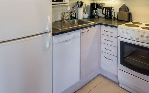 Ruka-Kitkan Kuukkeli: Elettrodomestico Da Cucina, Cucina, Controsoffitto, Apparecchio Major, Cucina Stufa, Lavandino Della Cucina, Elettrodomestico, Stufa, Cabinetry, Interior Design