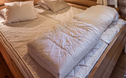Ruka-Kitkan Kuukkeli: Legna, Mobilia, Pavimentazione, Interior Design, Pavimento, Letto, Camera Da Letto, Biancheria, Color Legno, Camera
