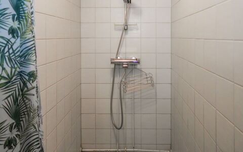 Ruka-Kitkan Käki: Bagno, Idraulico Fixture, Pavimentazione, Pavimento, Idraulico, Doccia, Soffione Doccia, Interior Design, Piastrella, Materiale Composito