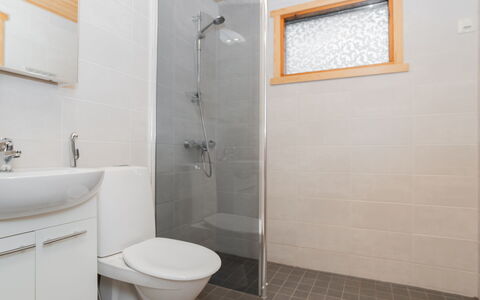 Viipusjärvi 10: Bagno, Pavimentazione, Idraulico Fixture, Parete, Pavimento, Interior Design, Gabinetto, Lavandino Del Bagno, Soffitto, Idraulico