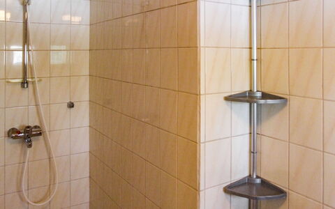 Kujalan Lomat 1: Parete, Pavimentazione, Pavimento, Idraulico Fixture, Interior Design, Bagno, Piastrella, Idraulico, Camera