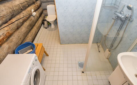 Pajalan Honka: Pavimentazione, Pavimento, Legna, Idraulico Fixture, Toilet Seat, Bagno, Interior Design, Gabinetto, Idraulico, Camera