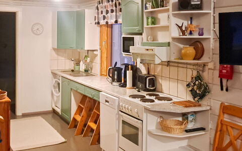 Pajalan Piilopirtti: Mobilia, Cucina, Interior Design, Legna, Controsoffitto, Pavimentazione, Apparecchio Major, Elettrodomestico Da Cucina, Lampada, Cabinetry