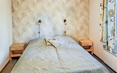 Pajalan Piilopirtti: Letto, Camera Da Letto, Parete, Interior Design, Bedding, Lenzuolo, Pavimento, Pavimentazione, Mobilia, Legna