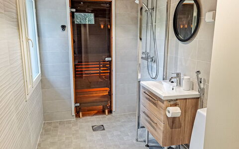 Pajalan Piilopirtti: Pavimentazione, Legna, Pavimento, Interior Design, Idraulico Fixture, Idraulico, Rubinetto, Camera, Lavello, Bagno