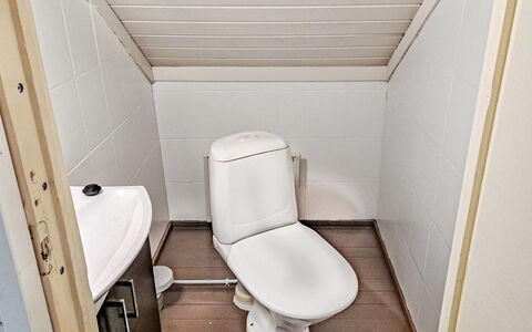 Pajalan Piilopirtti: Toilet Seat, Gabinetto, Idraulico Fixture, Pavimentazione, Bagno, Pavimento, Idraulico, Lavello, Rubinetto