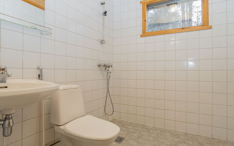 Viipusjärvi 12: Parete, Idraulico Fixture, Pavimentazione, Legna, Pavimento, Bagno, Lavandino Del Bagno, Interior Design, Idraulico, Soffitto