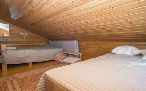 Piilola Nr 2: Mobilia, Pavimento, Interior Design, Pavimentazione, Legna, Soffitto, Camera Da Letto, Letto, Pavimento In Legno, Camera