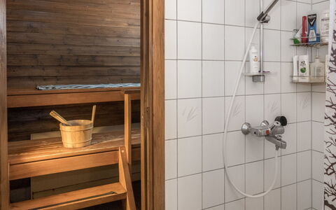 Piilola Nr 1: Pavimentazione, Legna, Idraulico Fixture, Interior Design, Pavimento, Idraulico, Bagno, Piastrella, Camera, Rubinetto
