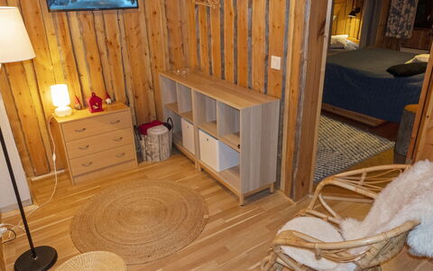Örtsylä B: Letto, Mobilia, Camera Da Letto, Interior Design, Bedding, Lenzuolo, Pavimentazione, Legna, Pavimento, Camera