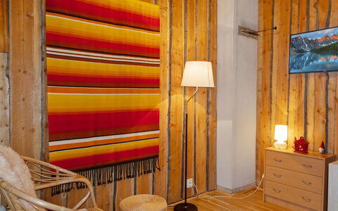 Örtsylä B: Letto, Mobilia, Camera Da Letto, Interior Design, Bedding, Lenzuolo, Pavimentazione, Legna, Pavimento, Camera