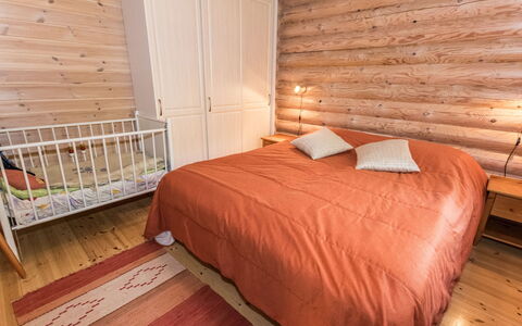 Koivuranta: Pavimentazione, Mobilia, Pavimento, Camera Da Letto, Interior Design, Letto, Legna, Lenzuolo, Pavimento In Legno, Bedding