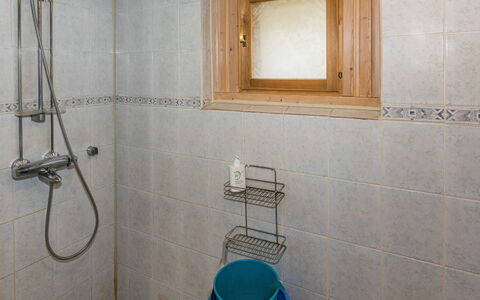Koivuranta: Pavimentazione, Idraulico Fixture, Pavimento, Bagno, Interior Design, Idraulico, Piastrella, Camera, Soffione Doccia, Rubinetto