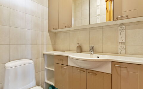 Korpilahti: Lavandino Del Bagno, Bagno, Idraulico Fixture, Lavello, Pavimentazione, Interior Design, Mobiletto Del Bagno, Pavimento, Rubinetto, Idraulico