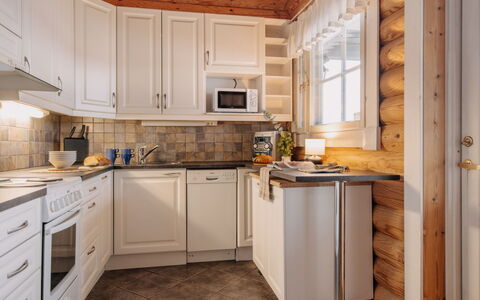 Iltarusko: Cucina, Elettrodomestico Da Cucina, Legna, Interior Design, Controsoffitto, Apparecchio Major, Pavimentazione, Mobilia, Cabinetry, Camera