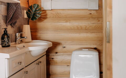 Iltarusko: Toilet Seat, Idraulico Fixture, Bagno, Legna, Gabinetto, Interior Design, Pavimentazione, Pavimento, Lavello, Idraulico